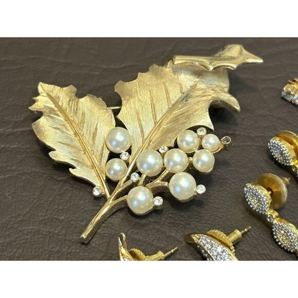 Vintage Jewelry Lot Trifari Rhinestone Faux Pearl Brooch Pin Crystal Earrings - Picture 4 of 12